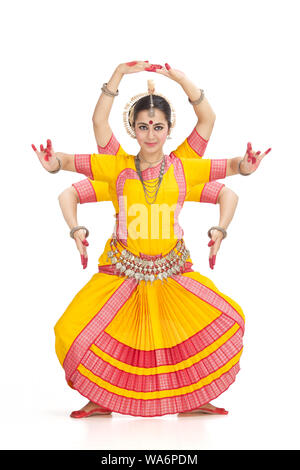 Junge Frau, die Odissi-Tanz aufführt Stockfoto