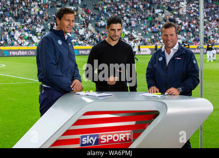 Sport, Fußball, Bundesliga, 2019/2020, Borussia Mönchengladbach gegen FC Schalke 04 0-0, Stadion Borussia Park, Spieler Lars Stindl (MG) mi. Interview mit Sky-reporter Sebastian Hellmann le. und Sky Experte Lothar Matthaeus, DFL-Bestimmungen verbieten die Verwendung von Fotografien als BILDSEQUENZEN UND/ODER QUASI-VIDEO Stockfoto