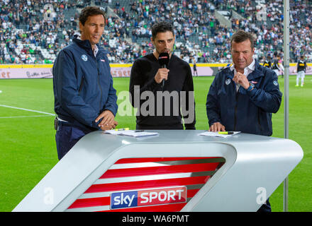 Sport, Fußball, Bundesliga, 2019/2020, Borussia Mönchengladbach gegen FC Schalke 04 0-0, Stadion Borussia Park, Spieler Lars Stindl (MG) mi. Interview mit Sky-reporter Sebastian Hellmann le. und Sky Experte Lothar Matthaeus, DFL-Bestimmungen verbieten die Verwendung von Fotografien als BILDSEQUENZEN UND/ODER QUASI-VIDEO Stockfoto