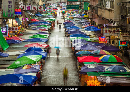 Fa Yuen Street Market in Mong Kok Viertel von Hongkong an einem regnerischen Tag Stockfoto