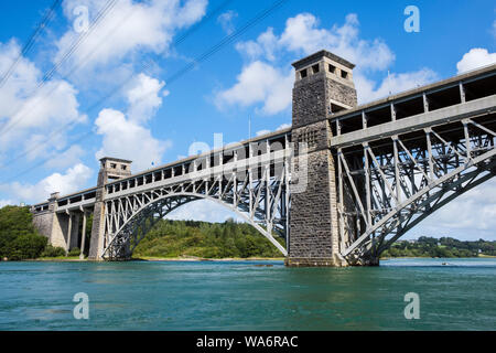 Anzeigen von Robert Stephenson's Pont Britannia Bridge Türme mit Bögen Überspannen der Menai Meerenge vom Festland Seite gesehen. Bangor, Gwynedd, Wales, Großbritannien Stockfoto