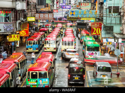 Mini Busse in der geschäftigen Mong Kok Hongkong Stockfoto