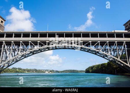 Blick durch Pont Britannia Bridge arch Spanning turbulenten Gewässern im Menai Meerenge vom Festland aus gesehen. Treborth, Bangor, Gwynedd, Wales, Großbritannien, Großbritannien Stockfoto