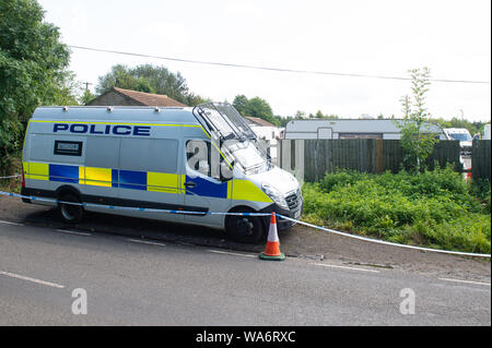 Der Polizei weiterhin ihre Suche nach den vier Ecken Caravan Park in Padworth Road, in der Nähe von Burghfield Common, im Zusammenhang mit dem Tod von Pc Harper, 28, nach einem "schwerwiegender Zwischenfall" um ca. 23.30 Uhr am Donnerstag in der Nähe der A4 Bath Road, zwischen Reading und Newbury, im Dorf Sulhamstead in Berkshire. Stockfoto