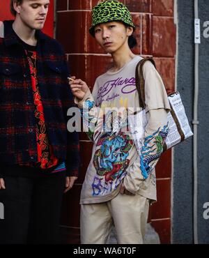 LONDON, Großbritannien - 15 Februar 2019: Männer auf der Straße während der London Fashion Week. Stockfoto