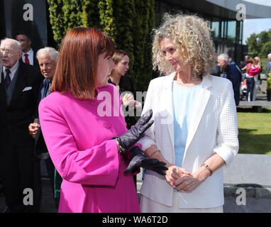 Kultur Minister Josefa Madigan und Journalist Justine McCarthy Chat nach der 97. jährlichen Michael Collins und Arthur Griffith Gedenkfeier in Glasnevin Cemetery in Dublin. Stockfoto