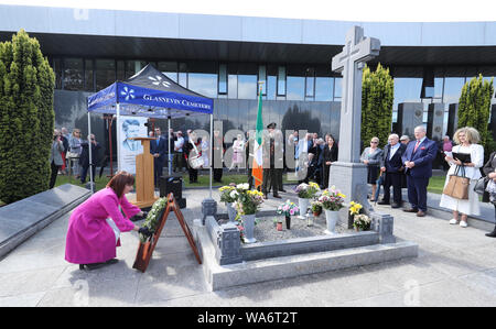 Kultur Minister Josefa Madigan legt einen Kranz am Grab von Michael Collins, während die 97. jährliche Michael Collins und Arthur Griffith Gedenkfeier in Glasnevin Cemetery in Dublin. Stockfoto