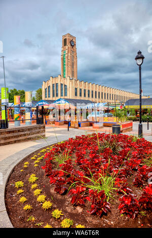 Außenansicht von Atwater Market Gebäude und den Uhrturm mit blumenläden Um in Montreal, Quebec, Kanada. Stockfoto