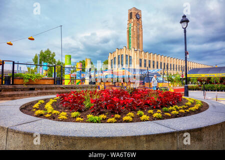 Außenansicht von Atwater Market Gebäude und den Uhrturm mit blumenläden Um in Montreal, Quebec, Kanada. Stockfoto