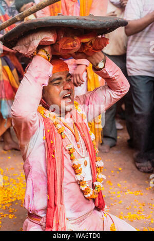 Barsana, Indien - 24. Februar 2018 - Lathmar Holi Festival - Frauen schlagen Männer mit Bambusstäben, bis man aufgibt Stockfoto