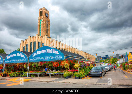 Außenansicht von Atwater Market Gebäude und den Uhrturm mit blumenläden Um in Montreal, Quebec, Kanada. Stockfoto