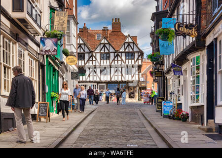 2 Juli 2019: Lincoln, Großbritannien - Touristen Sightseeing in steilen Hügel, berühmten mittelalterlichen Straße der Stadt. Das Fachwerkhaus, schwarze und weiße Gebäude an der t Stockfoto