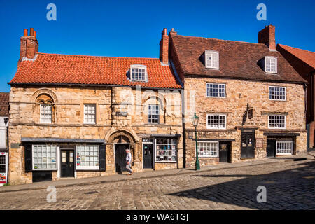 Vom 2. Juli 2019: Lincoln, Lincolnshire, Großbritannien - Der Jude Haus und Juden "Gericht auf steilen Hügel, Lincoln. In diesen Gebäuden befinden sich Mauerwerk aus dem 12. Jahrhundert. Stockfoto