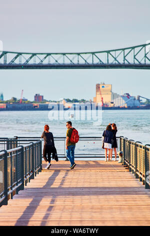 Montreal, Canada-June, 2018: Junges Paar der Brücke über Saint Lawrence River in Montreal, Quebec, Kanada. Editorial. Stockfoto