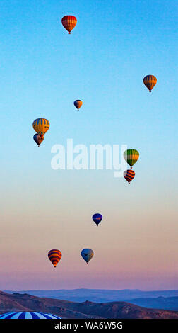 Göreme, Türkei - April 6, 2016 - Zahlreiche Heißluftballons alle Lift in die Luft kurz nach Sonnenaufgang Stockfoto