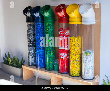 Sammlung und Recycling Kunststoff. Versuch das Umweltproblem zu lösen. Kunststoff pet caps Textur, wie Farbe Hintergrund Stockfoto