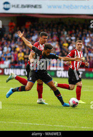 Sheffield, Großbritannien. 18. August 2019. Premier League Fußball, Sheffield United gegen Crystal Palace; Andros Townsend von Crystal Palace wird von Enda Stevens von Sheffield United - streng nur für den redaktionellen Gebrauch verschmutzt ist. Keine Verwendung mit nicht autorisierten Audio-, Video-, Daten-, Spielpläne, Verein/liga Logos oder "live" Dienstleistungen. On-line-in-Match mit 120 Bildern beschränkt, kein Video-Emulation. Keine Verwendung in Wetten, Spiele oder einzelne Verein/Liga/player Publikationen. Credit: Aktion Plus Sport Bilder/Alamy leben Nachrichten Stockfoto