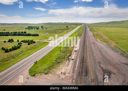 Leere Autobahn und Eisenbahn in Nebraska Sandhills, Luftaufnahme Sommer Landschaft Stockfoto