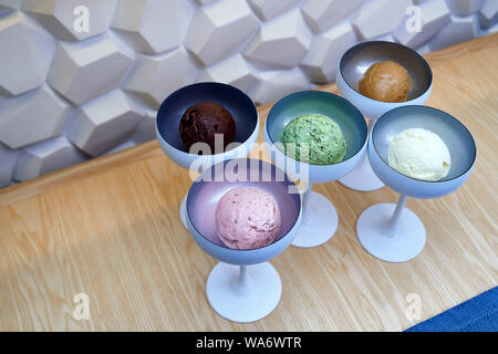 Fünf Arten von Eis in verschiedenen Farben im schönen ice cream maker Stockfoto
