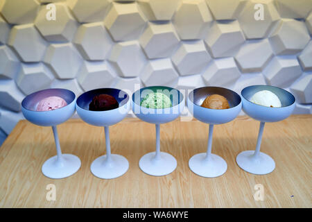 Fünf Arten von Eis in verschiedenen Farben im schönen ice cream maker Stockfoto