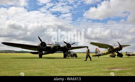 Bristol Blenheim Mk.I (G-bpiv Kombiniert) und Westland Lysander Mk.III (G-Ccom) auf der Flightline am 2019 Flying Legends Airshow am IWM, Duxford Stockfoto