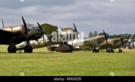 Sammlung von Weltkrieg 2 Supermarine Spitfires, Westland Lysander und einem Bristol Blenheim auf der Flightline am 2019 Flying Legends Airshow Stockfoto