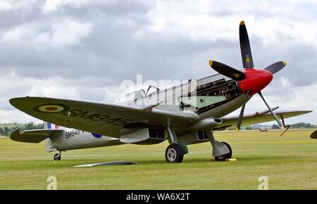 Supermarine Spitfire Mk XVIII (G-BUOS) auf der Flightline am 2019 Flying Legends Airshow Stockfoto