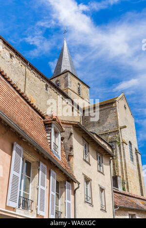 Blick auf Kirche und Häuser auf der Rue Montebello, Montmorillon, Vienne, Frankreich. Stockfoto