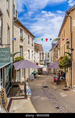 Blick hinunter Rue de Montebello, Montmorillon, Vienne, Frankreich. Stockfoto