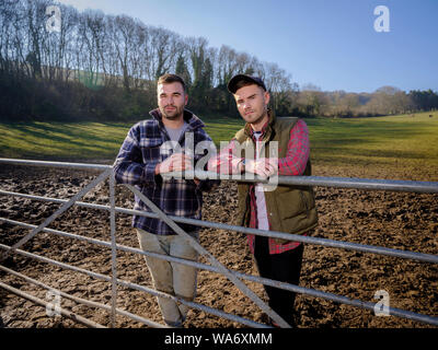Frank und Harry Wilde (grüne Jacke) wieder nach Hause nach Erscheinen im Kanal 4 Programm gejagt, Bild auf ihre Alfriston Bauernhof genommen, East Sussex UK 2019. Stockfoto