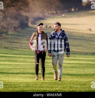 Frank und Harry Wilde (grüne Jacke) wieder nach Hause nach Erscheinen im Kanal 4 Programm gejagt, Bild auf ihre Alfriston Bauernhof genommen, East Sussex UK 2019. Stockfoto