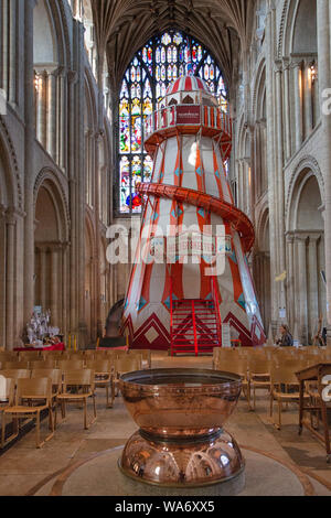 'Sehen Sie anders'', der Helter Skelter bietet eine neue Perspektive auf die Norwich Cathedral und ermöglicht den Menschen näher an die mittelalterliche Dach Bosse zu erhalten Stockfoto