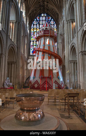 'Sehen Sie anders'', der Helter Skelter bietet eine neue Perspektive auf die Norwich Cathedral und ermöglicht den Menschen näher an die mittelalterliche Dach Bosse zu erhalten Stockfoto