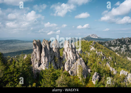 Luftbild des russischen National park Taganay.Drone, in der Nähe von steilen steinigen Hang des Berges mit tiefen Taigawald der ältesten Berg ra überwachsen Fliegen Stockfoto