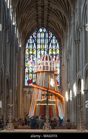 'Sehen Sie anders'', der Helter Skelter bietet eine neue Perspektive auf die Norwich Cathedral und ermöglicht den Menschen näher an die mittelalterliche Dach Bosse zu erhalten Stockfoto