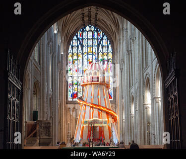 'Sehen Sie anders'', der Helter Skelter bietet eine neue Perspektive auf die Norwich Cathedral und ermöglicht den Menschen näher an die mittelalterliche Dach Bosse zu erhalten Stockfoto