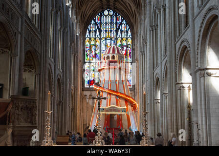 'Sehen Sie anders'', der Helter Skelter bietet eine neue Perspektive auf die Norwich Cathedral und ermöglicht den Menschen näher an die mittelalterliche Dach Bosse zu erhalten Stockfoto