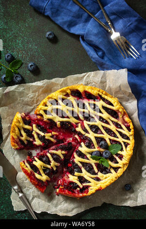 Hausgemachte Berry pie. Süße Torte, Torte mit frischen Heidelbeeren. Köstliche Kuchen mit Heidelbeeren. Freier Platz für Ihren Text. Stockfoto