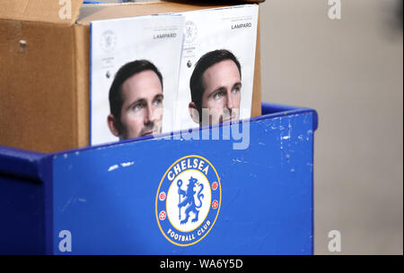 Nahaufnahme der offizielle Spieltag Programm vor dem Spiel in der Premier League an der Stamford Bridge, London. Stockfoto