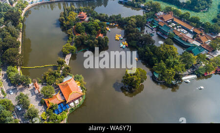 (190818) - Kunming, Aug 18, 2019 (Xinhua) - luftaufnahme am 12.08.16, 2019 zeigt eine Ansicht des Cuihu Park in Kunming, Provinz Yunnan im Südwesten Chinas. Als Hauptstadt der Provinz Yunnan, Kunming ist nicht nur eine Verkehrs- und Informationsdrehscheibe, sondern auch ein regionales Zentrum für politische, wirtschaftliche, kulturelle, pädagogische, wissenschaftliche Forschung und soziale Dienste. Milden Klimas der Stadt ermöglichen, frischen Blumen und üppigem Grün das ganze Jahr über wachsen, machen ihn zu einem angenehmen Ort zu besuchen und im Leben. (Xinhua / Hu Chao) Stockfoto