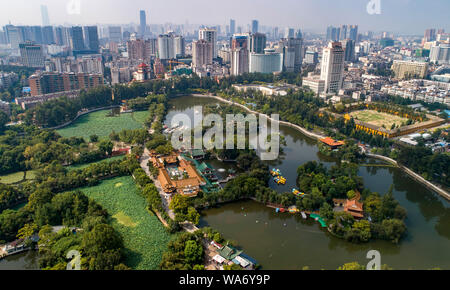 (190818) - Kunming, Aug 18, 2019 (Xinhua) - luftaufnahme am 12.08.16, 2019 zeigt eine Ansicht des Cuihu Park in Kunming, Provinz Yunnan im Südwesten Chinas. Als Hauptstadt der Provinz Yunnan, Kunming ist nicht nur eine Verkehrs- und Informationsdrehscheibe, sondern auch ein regionales Zentrum für politische, wirtschaftliche, kulturelle, pädagogische, wissenschaftliche Forschung und soziale Dienste. Milden Klimas der Stadt ermöglichen, frischen Blumen und üppigem Grün das ganze Jahr über wachsen, machen ihn zu einem angenehmen Ort zu besuchen und im Leben. (Xinhua / Qin Qing) Stockfoto