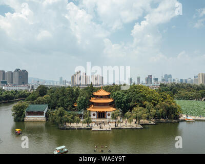 (190818) - Kunming, Aug 18, 2019 (Xinhua) - luftaufnahme am 12.08.17, 2019 zeigt eine Ansicht der Daguan Park in Kunming, Provinz Yunnan im Südwesten Chinas. Als Hauptstadt der Provinz Yunnan, Kunming ist nicht nur eine Verkehrs- und Informationsdrehscheibe, sondern auch ein regionales Zentrum für politische, wirtschaftliche, kulturelle, pädagogische, wissenschaftliche Forschung und soziale Dienste. Milden Klimas der Stadt ermöglichen, frischen Blumen und üppigem Grün das ganze Jahr über wachsen, machen ihn zu einem angenehmen Ort zu besuchen und im Leben. (Xinhua / Zhang Xiaoyu) Stockfoto