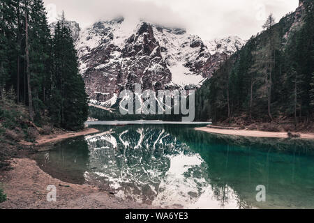 Pragser See oder Lago di Braies in Dolomiten, Südtirol, Italien am Abend Stockfoto