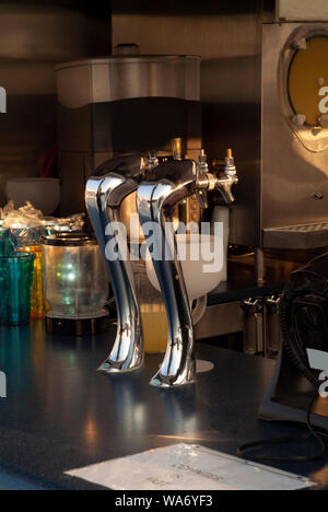 AUF DEM FASS: Eine Bar auf einem Flussboot wird komplett zur Verfügung gestellt, um Bier und Kaffee zu servieren. Stockfoto