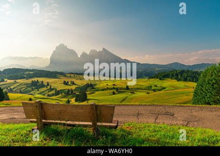 Sitzbank mit niemand in den italienischen Dolomiten Alpen bei Sonnenaufgang. Seiser Alm oder Alpe di Siusi Lage, Provinz Bozen, Südtirol, Italien, Europa Stockfoto