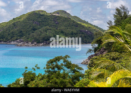 Panoramablick auf die Landschaft auf den Seychellen Insel Mahé mit türkisfarbenem Wasser und grünen Bergen Stockfoto