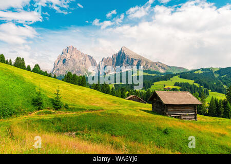 Ferienhaus aus Holz in Italienisch Dolomiti in Seiser Alm oder Seiser Alm mit langkofel oder Langkofel Berg im Hintergrund. Trentino Alto Adige, Sout Stockfoto