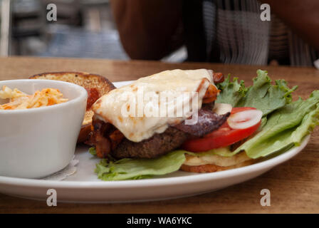 KING BEEF: Ein Gourmet-Cheeseburger mit Speck und einem seltenen Rettich wird in einem Restaurant in Savannah, Georgia, zum Mittagessen serviert. Stockfoto