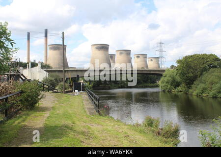 Ferrybridge PowerStation in der Nähe der Aire und Calder Kanal mit den alten A1 Great North Road, Knottingley West Yorkshire Großbritannien Stockfoto