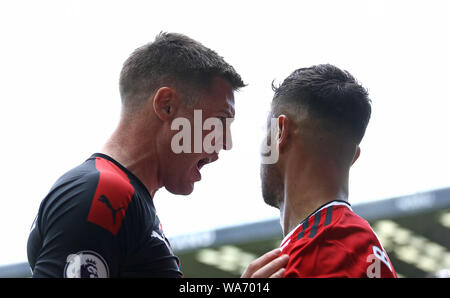 Crystal Palace James McCarthy (links) und von Sheffield United George Baldock konfrontieren, während der Premier League Match an der Bramall Lane, Sheffield. Stockfoto